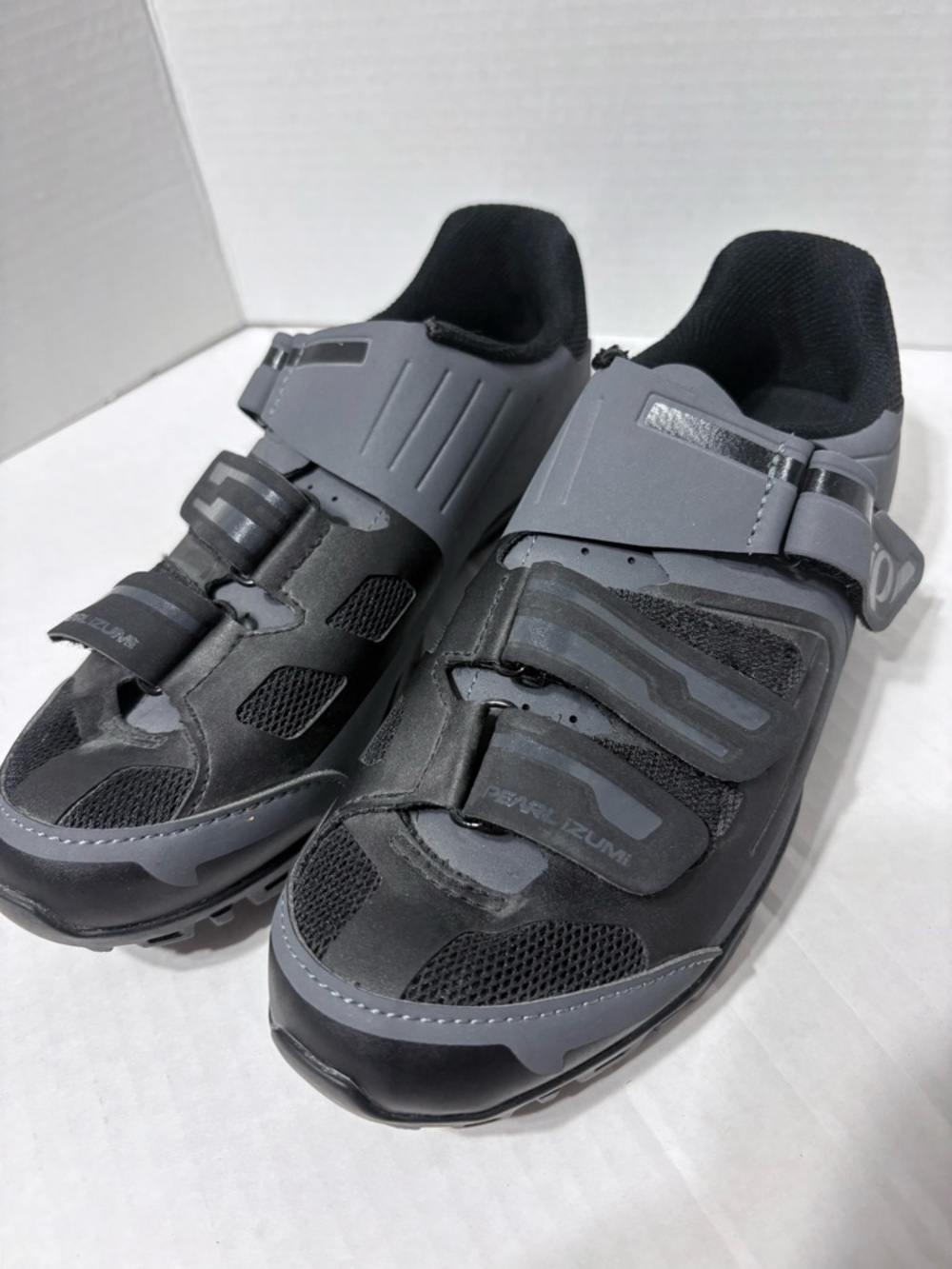 Pearl Izumi Woman’s Black and Gray All Road Cycling Shoes Hook & Loop Straps 8